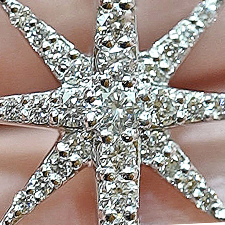 SIクラスで無色のダイヤモンドのみを厳選して使用