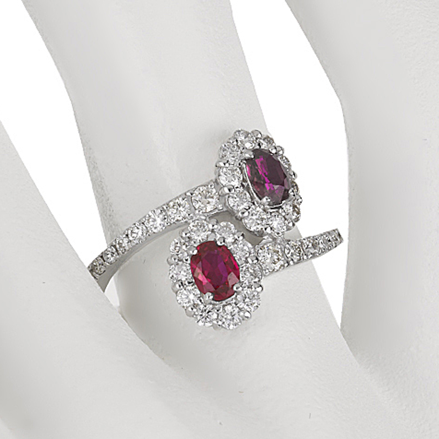 鮮烈な真に赤いルビー