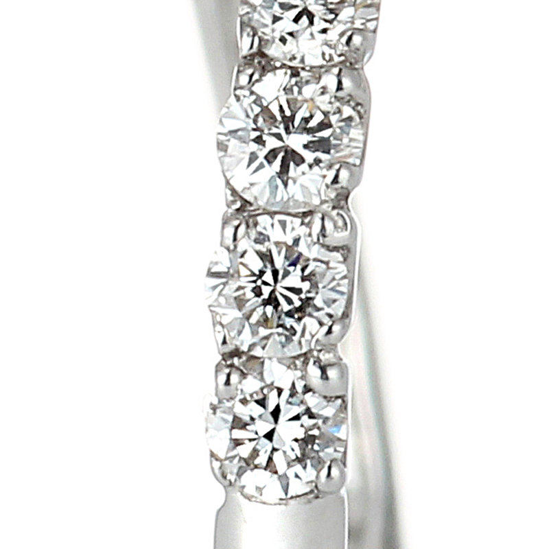 ４本の爪での丁寧な石留め加工