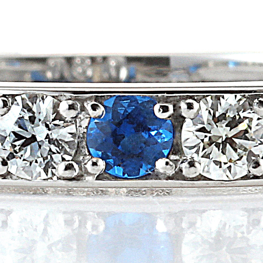 石は爪留めながら、細いレールで守ります