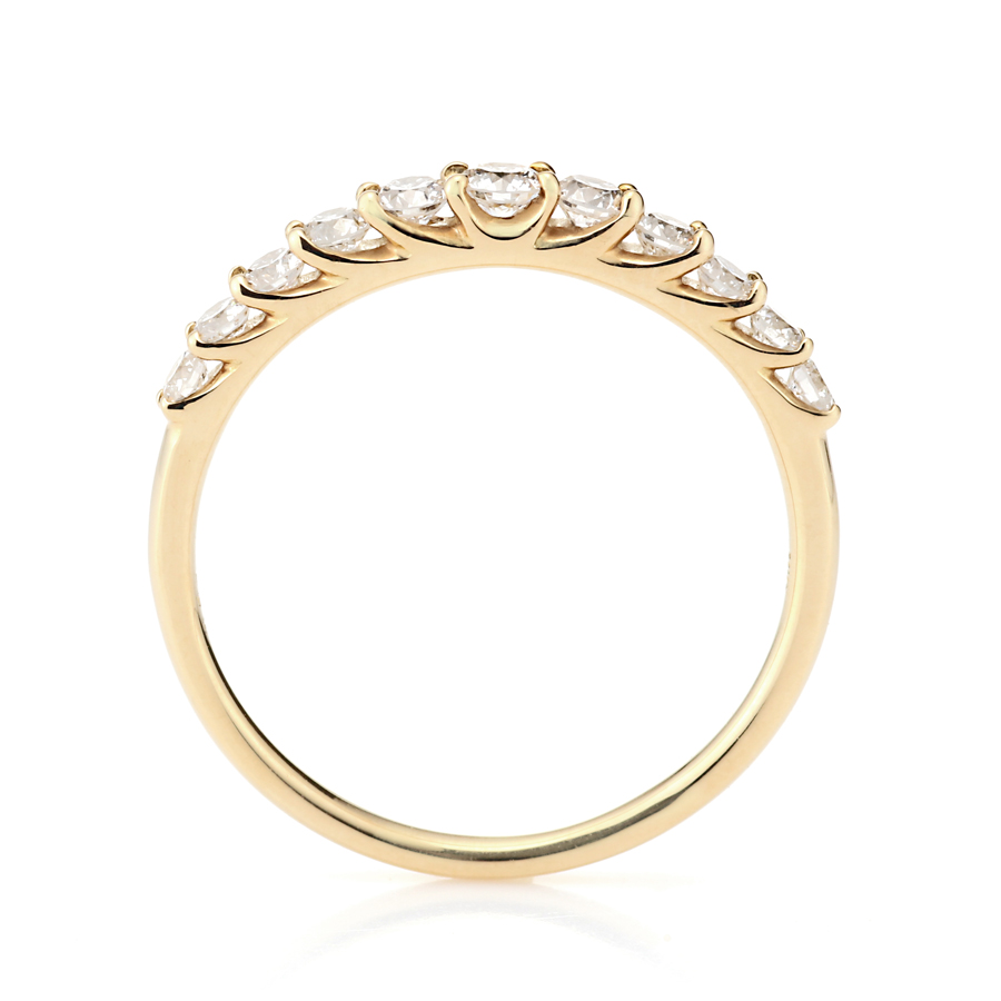 指輪を見た際に、全てのダイヤモンドが輝いて見えるレイアウト