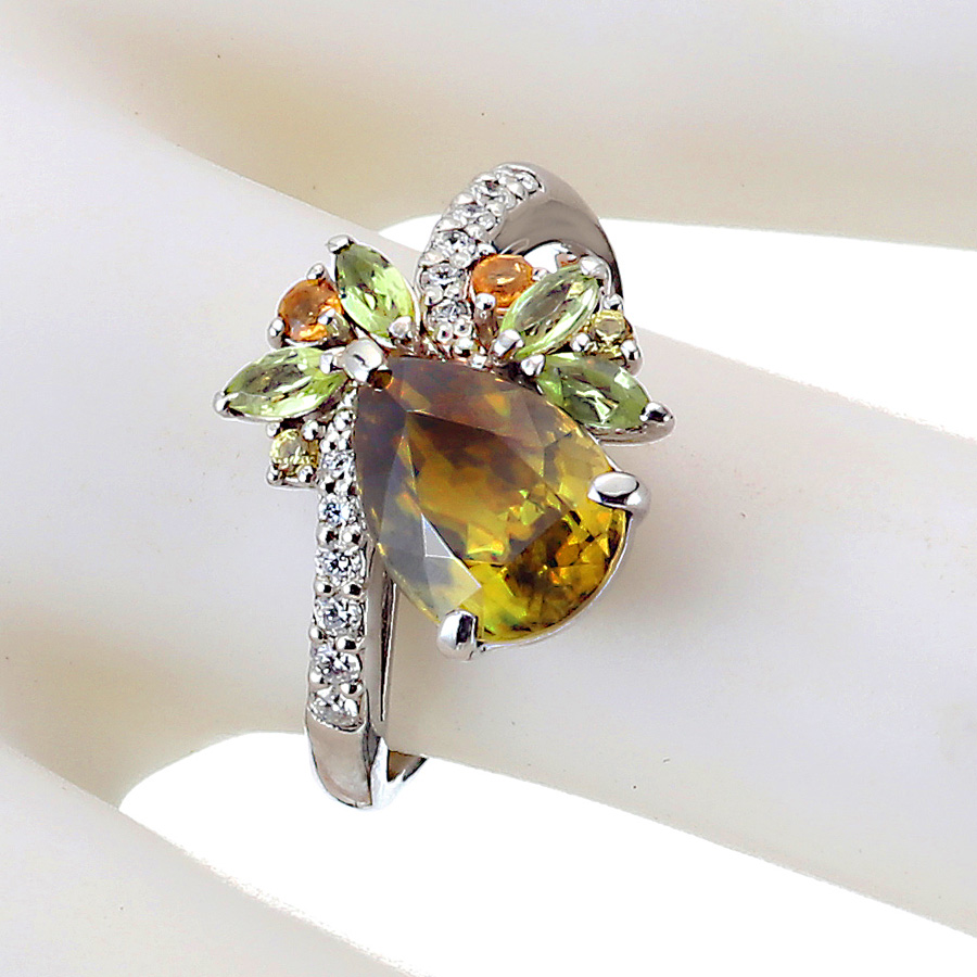 個性的ながら長く御愛用頂けるデザイン