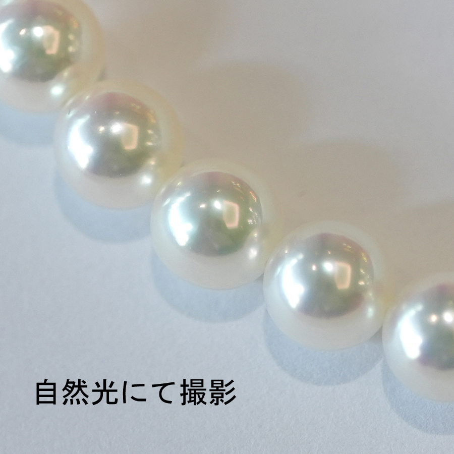 自然光でご覧頂くとより真珠の良さを感じて頂けます。